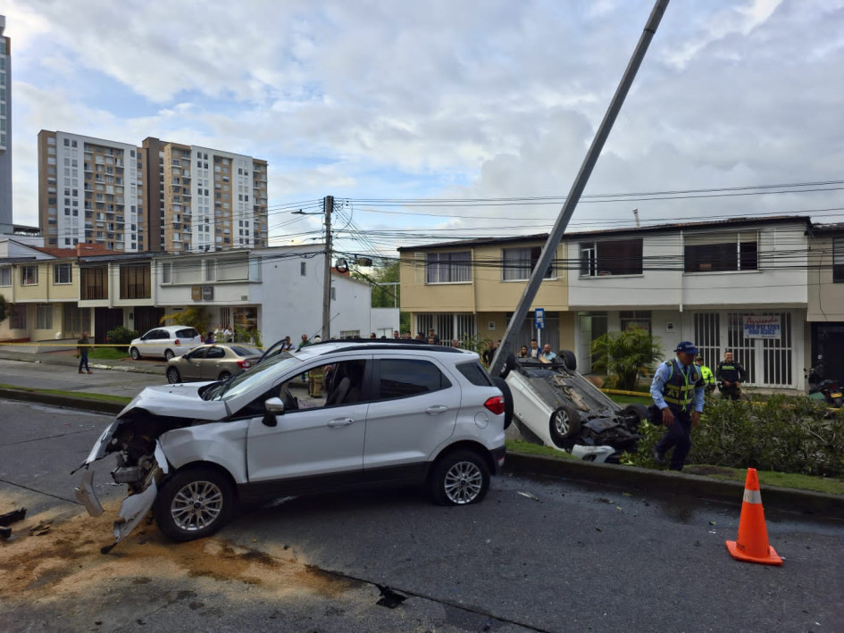 Una camioneta Ford fue la que ocasionó el accidente en la avenida del barrio Laureles de Manizales. Al parecer, se quedó sin frenos. Un Mazda terminó volcado. Una camioneta Ford fue la que ocasionó el accidente en la avenida del barrio Laureles de Manizales. Al parecer, se quedó sin frenos. Un Mazda terminó volcado.