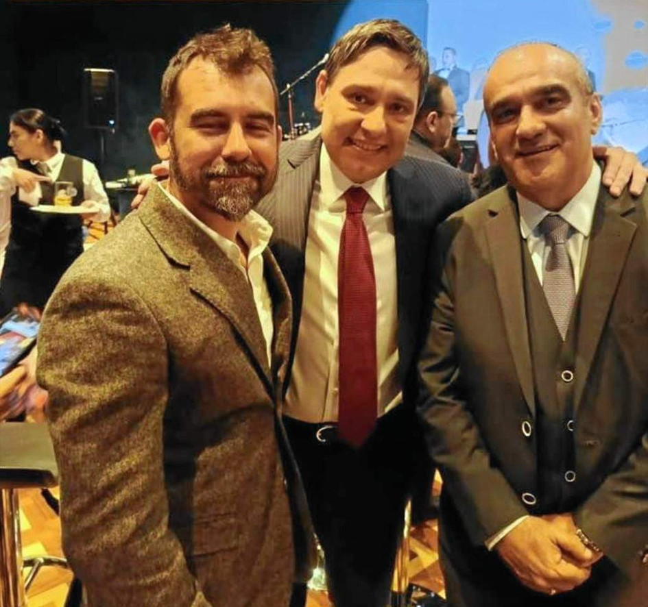 En esta foto están el diputado Alberto Bedoya; el ministro TIC, Mauricio Lizcano, y el gerente del Hospital Santa Sofía, Carlos Piedrahíta. No le gusta a una facción del liberalismo que si es otro liberal en la foto, le llueven los insultos de torcido o volteado. Encuentros que incomodan Foto I Cortesía para LA PATRIA