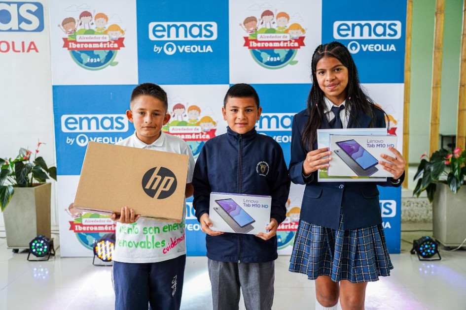 Andrés Felipe Bernal (Izq.), Juan Martín Ramírez y Samantha Sánchez se destacaron en un universo de 500 propuestas para aportarle al planeta. Andrés Felipe Bernal (Izq.), Juan Martín Ramírez y Samantha Sánchez se destacaron en un universo de 500 propuestas para aportarle al planeta.