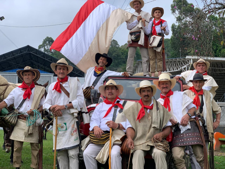 40 arrieros de varios departamentos de Colombia asistieron a Neira para disfrutar de su festival. 40 arrieros de varios departamentos de Colombia asistieron a Neira para disfrutar de su festival.