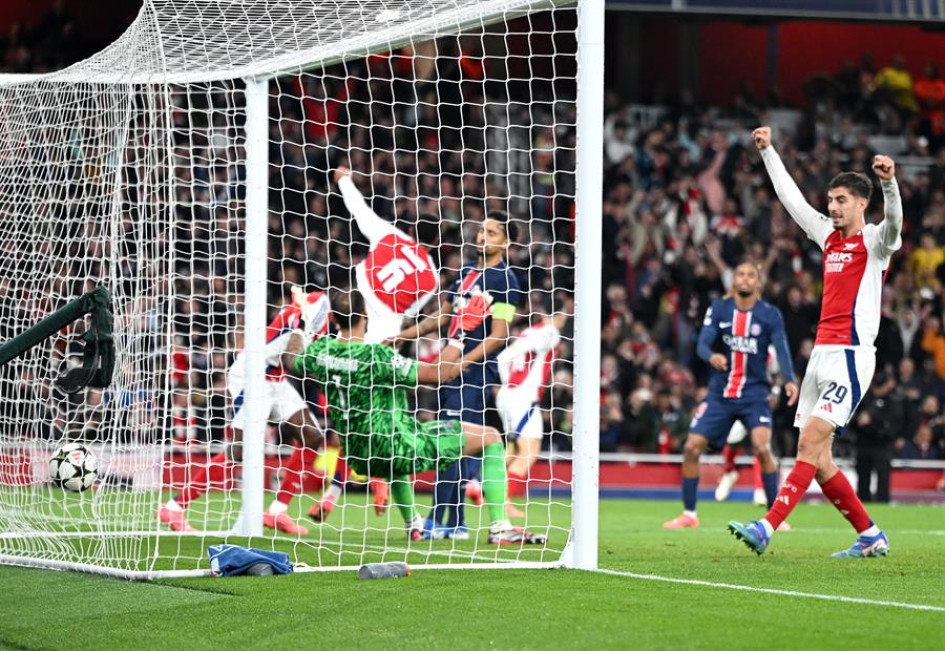 Kai Havertz (derecha) celebra cuando el balón golpea el fondo de la red para el segundo gol del Arsenal ante el PSG. Kai Havertz (derecha) celebra cuando el balón golpea el fondo de la red para el segundo gol del Arsenal ante el PSG.