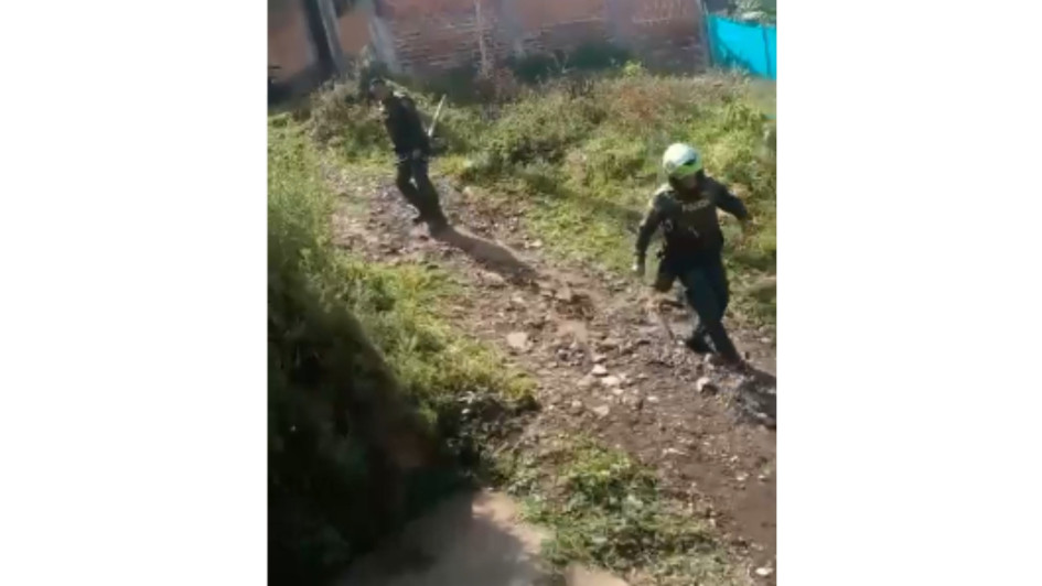 Los uniformados tuvieron que solicitar apoyo para contener a la gente que apoyaba a los presuntos jíbaros. Los uniformados tuvieron que solicitar apoyo para contener a la gente que apoyaba a los presuntos jíbaros.