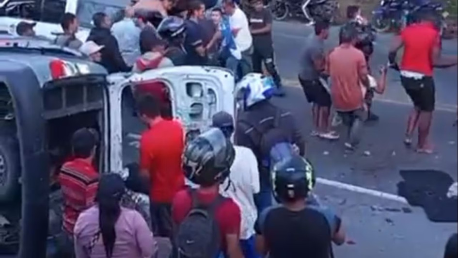 El atentado contra el vehículo del cuerpo penitenciario ocurrió en la vía Popayán-Cali. Tres personas murieron y otras seis sufrieron heridas. El atentado contra el vehículo del cuerpo penitenciario ocurrió en la vía Popayán-Cali. Tres personas murieron y otras seis sufrieron heridas.