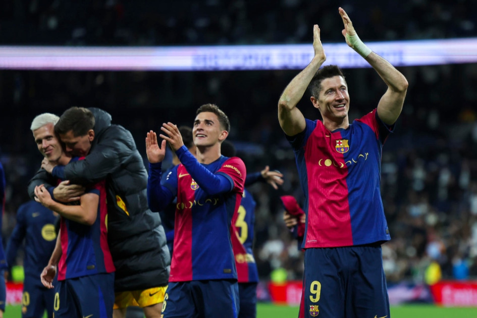 FC Barcelona celebra la victoria tras el partido de la jornada 11 de LaLiga este sábado en el estadio Santiago Bernabéu, en Madrid. FC Barcelona celebra la victoria tras el partido de la jornada 11 de LaLiga este sábado en el estadio Santiago Bernabéu, en Madrid.