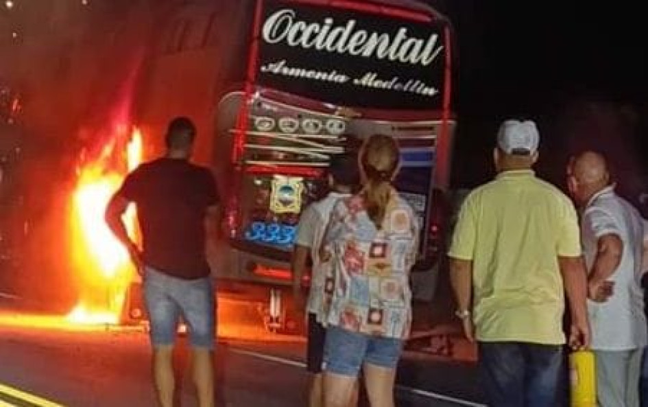 Al parecer, el incendio lo ocasionó un recalentamiento del automotor. No se reportan heridos. Al parecer, el incendio lo ocasionó un recalentamiento del automotor. No se reportan heridos.