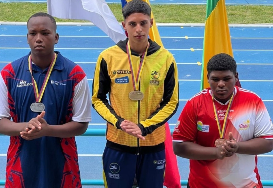 Mateo Mendieta Pineda (centro), en el podio, como medallista de oro en el Campeonato Nacional de Atletismo de Armenia. Mateo Mendieta Pineda (centro), en el podio, como medallista de oro en el Campeonato Nacional de Atletismo de Armenia.