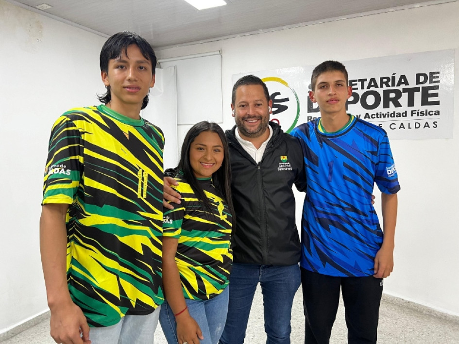 Andrés Duque, secretario de Deporte de Caldas, con jugadores del equipo de balonmano de Caldas. Andrés Duque, secretario de Deporte de Caldas, con jugadores del equipo de balonmano de Caldas.
