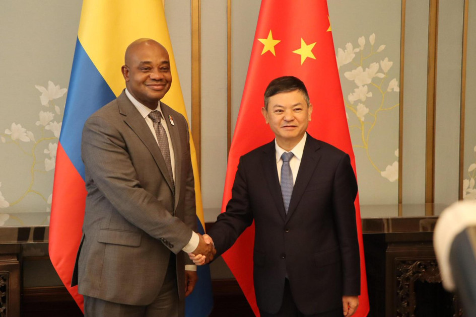 Luis Gilberto Murillo (izq.), canciller colombiano, se reunió con varios altos funcionarios del Gobierno chino en Pekín. En la foto, su encuentro con con el ministro de Ambiente y Ecología de China, Huang Runqiu. Luis Gilberto Murillo (izq.), canciller colombiano, se reunió con varios altos funcionarios del Gobierno chino en Pekín. En la foto, su encuentro con con el ministro de Ambiente y Ecología de China, Huang Runqiu.