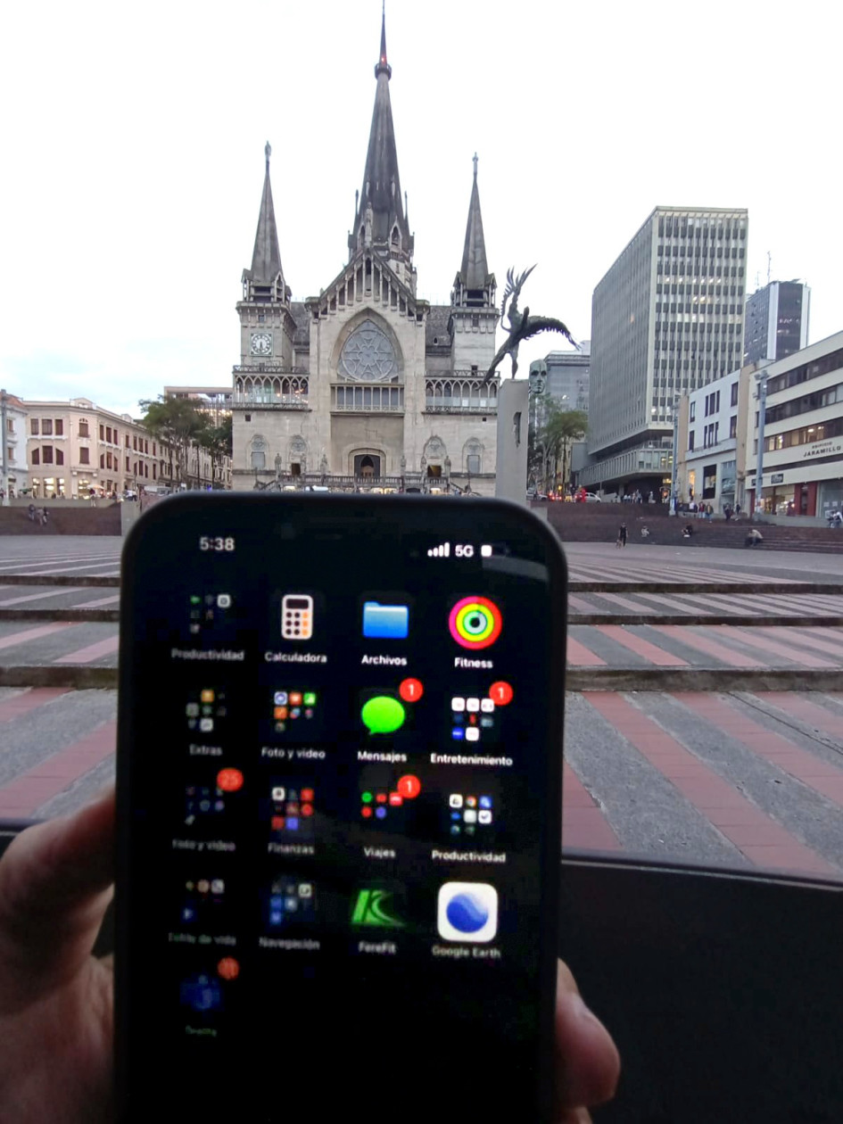 Señal 5G en el Centro de Manizales Imagen de celular con señal 5G en la Plaza de Bolívar de Manizales