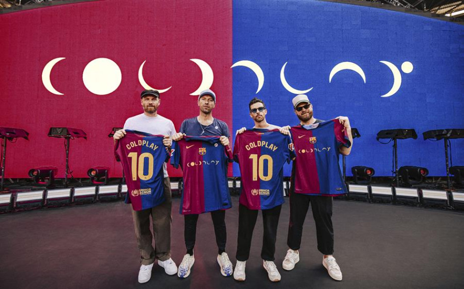 Los miembros de la banda Coldplay posan con las camisetas que el Barcelona lucirá con el logotipo del grupo británico. Los miembros de la banda Coldplay posan con las camisetas que el Barcelona lucirá con el logotipo del grupo británico.