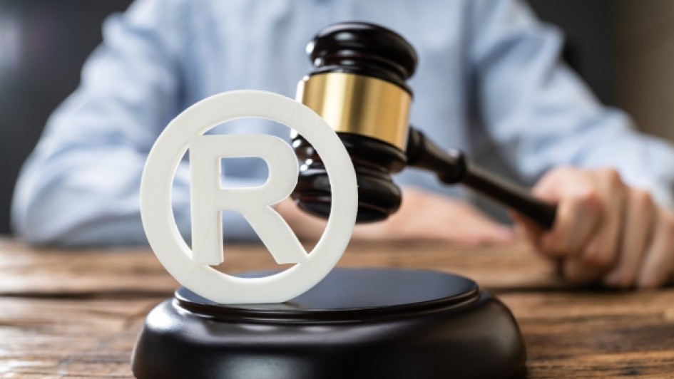 Juez y un logo de marca registrada