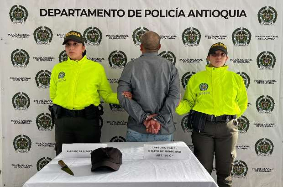 El detenido cuenta con antecedentes por los delitos de homicidio, acceso carnal, extorsión, y tráfico, fabricación o porte de estupefacientes. El detenido cuenta con antecedentes por los delitos de homicidio, acceso carnal, extorsión, y tráfico, fabricación o porte de estupefacientes.