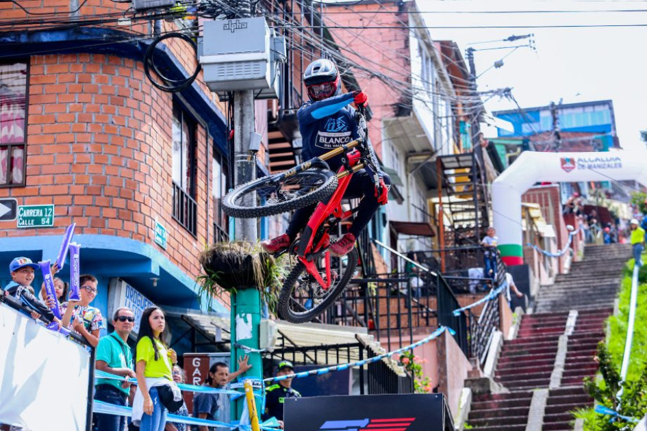 Desde las 9:31 a.m. se iniciaron las primera pruebas de exhibición, con los ciclistas reconociendo la ruta. En la foto, Camilo Sánchez, conocido como Paquito, campeón nacional en diferentes categorías, oriundo de Manizales. Desde las 9:31 a.m. se iniciaron las primera pruebas de exhibición, con los ciclistas reconociendo la ruta. En la foto, Camilo Sánchez, conocido como Paquito, campeón nacional en diferentes categorías, oriundo de Manizales.