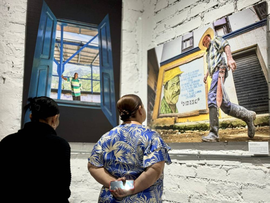 La exposición fotográfica Marmato: riqueza más allá del oro está expuesta en Museo Café - Marmato Pesebre de Oro. Los marmateños visitaron la exposición en su inauguración. Será de manera permanente que estarán exhibidas. La exposición fotográfica Marmato: riqueza más allá del oro está expuesta en Museo Café - Marmato Pesebre de Oro. Los marmateños visitaron la exposición en su inauguración. Será de manera permanente que estarán exhibidas.