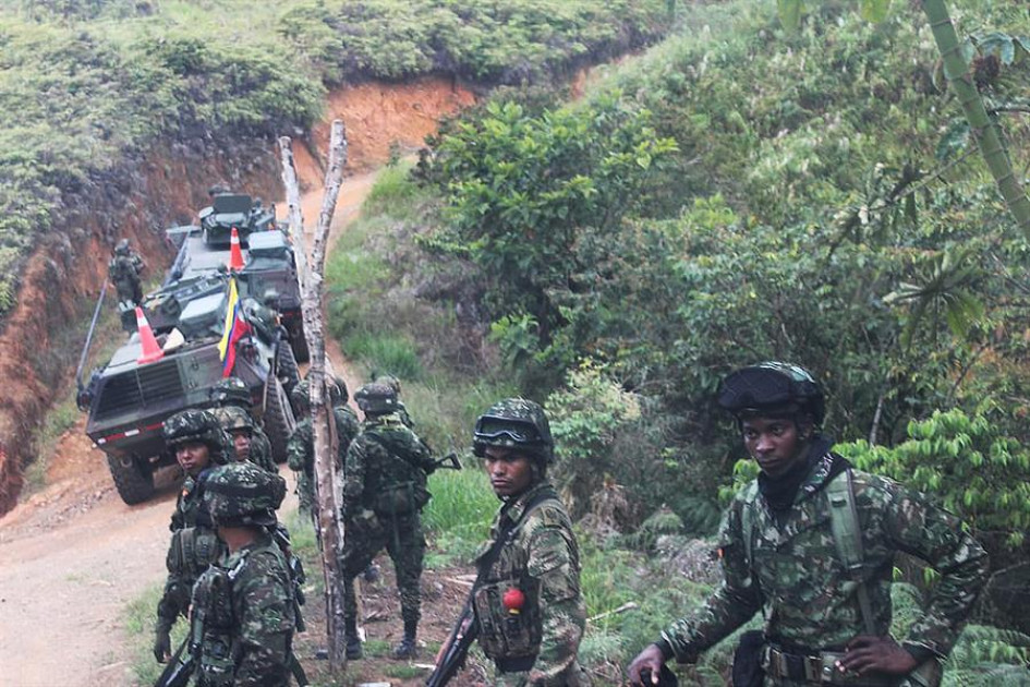 Un grupo de soldados y vehículos blindados custodian este domingo el corregimiento El Plateado, de Argelia (Cauca), en el marco de la 'Operación Perseo'. Un grupo de soldados y vehículos blindados custodian este domingo el corregimiento El Plateado, de Argelia (Cauca), en el marco de la 'Operación Perseo'.