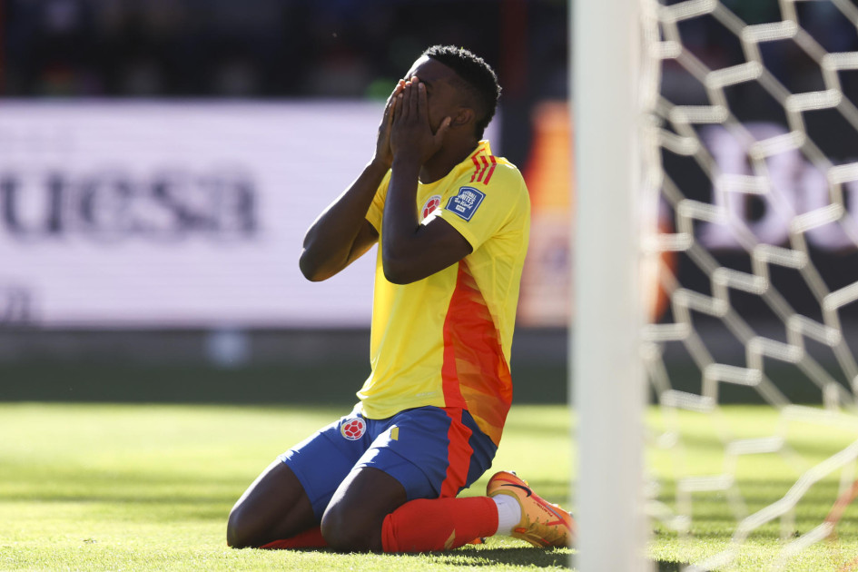 Jhon Córdoba de Colombia se lamenta al fallar un gol este jueves, en un partido de las Eliminatorias sudamericanas para el Mundial de 2026 entre Bolivia y Colombia en el estadio Municipal en El Alto (Bolivia). Jhon Córdoba de Colombia se lamenta al fallar un gol este jueves, en un partido de las Eliminatorias sudamericanas para el Mundial de 2026 entre Bolivia y Colombia en el estadio Municipal en El Alto (Bolivia).