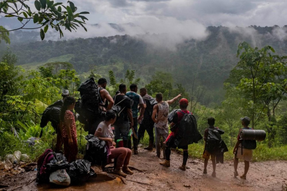 En medio de la selva espesa, en puntos definidos por los grupos que ejercen control sobre las rutas, los migrantes encuentran hidratación, alimentación y acceso a internet. Una bebida hidratante cuesta cinco dólares, una comida diez, una empanada o un pequeño helado valen dos dólares. En medio de la selva espesa, en puntos definidos por los grupos que ejercen control sobre las rutas, los migrantes encuentran hidratación, alimentación y acceso a internet. Una bebida hidratante cuesta cinco dólares, una comida diez, una empanada o un pequeño helado valen dos dólares.