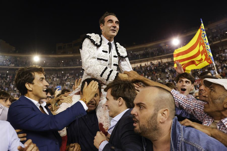 El diestro Enrique Ponce El diestro Enrique Ponce