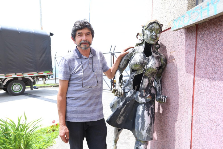 Inicia el desmonte de la escultura "Malabares" con la participación del autor de la obra, el maestro Alberto Reyes Inicia el desmonte de la escultura "Malabares" con la participación del autor de la obra, el maestro Alberto Reyes