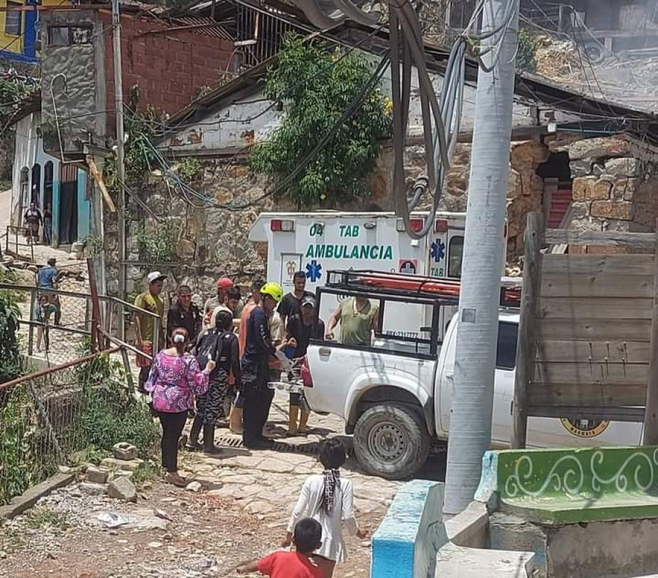 Bomberos lo ayudó. Bomberos lo ayudó.