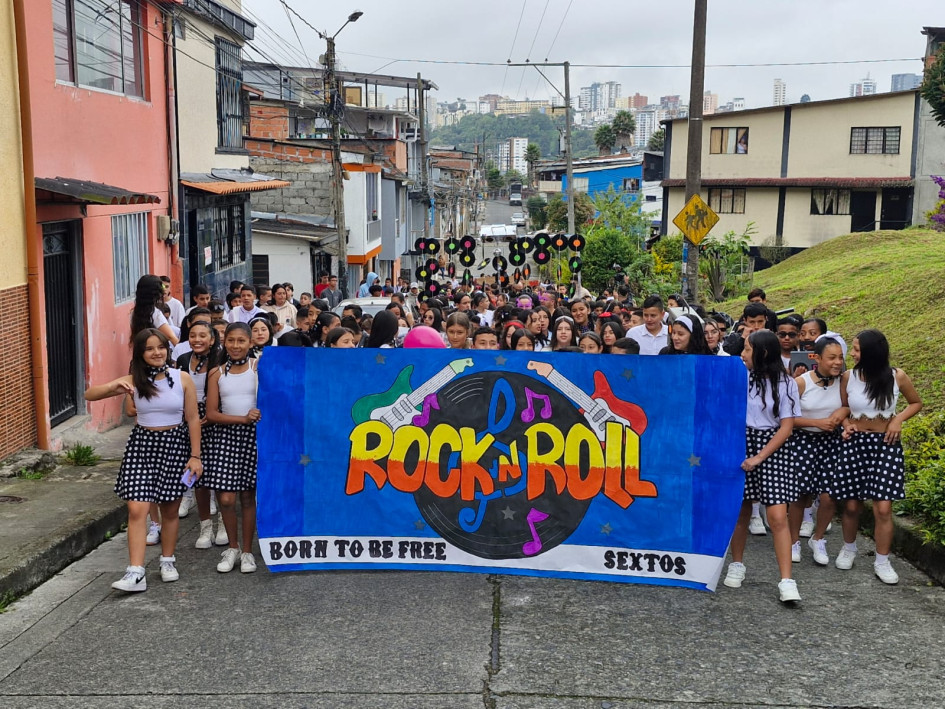 Comparsa temática de rock and roll realizada por grados sextos del colegio Fe y Alegría La Paz. Comparsa temática de rock and roll realizada por grados sextos del colegio Fe y Alegría La Paz.