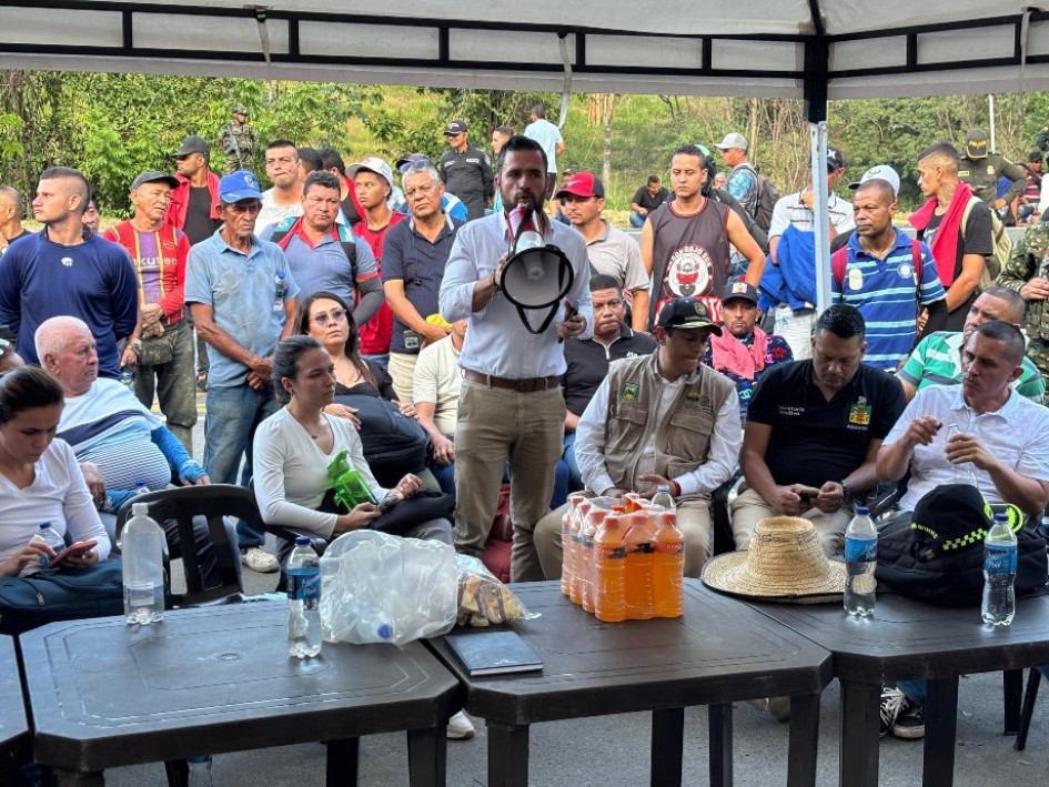 El paro minero se inició el pasado lunes en todo el país. En Caldas, los manifestantes tienen bloqueada la vía Manizales-Medellín. Este miércoles se reunieron con autoridades departamentales para evaluar el levantamiento del cierre. El paro minero se inició el pasado lunes en todo el país. En Caldas, los manifestantes tienen bloqueada la vía Manizales-Medellín. Este miércoles se reunieron con autoridades departamentales para evaluar el levantamiento del cierre.