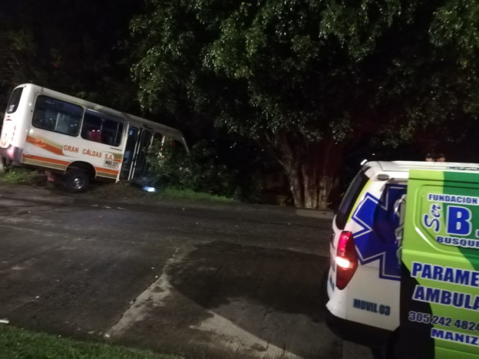 Organismos de socorro atendieron el accidente, en el que varios pasajeros quedaron lesionados luego de que un colectivo de Gran Caldas estuvo a punto de rodar por una zona boscosa en el barrio Prado Medio de Manizales. Organismos de socorro atendieron el accidente, en el que varios pasajeros quedaron lesionados luego de que un colectivo de Gran Caldas estuvo a punto de rodar por una zona boscosa en el barrio Prado Medio de Manizales.