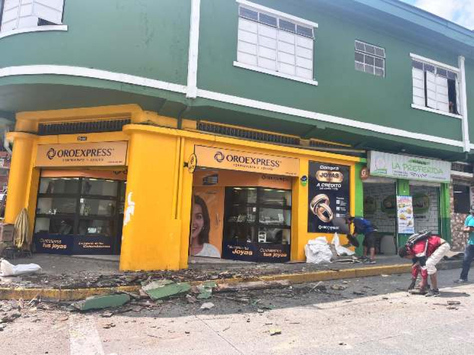 El alero se desplomó en la carrera 21 con calle 18 de Manizales. El alero se desplomó en la carrera 21 con calle 18 de Manizales.