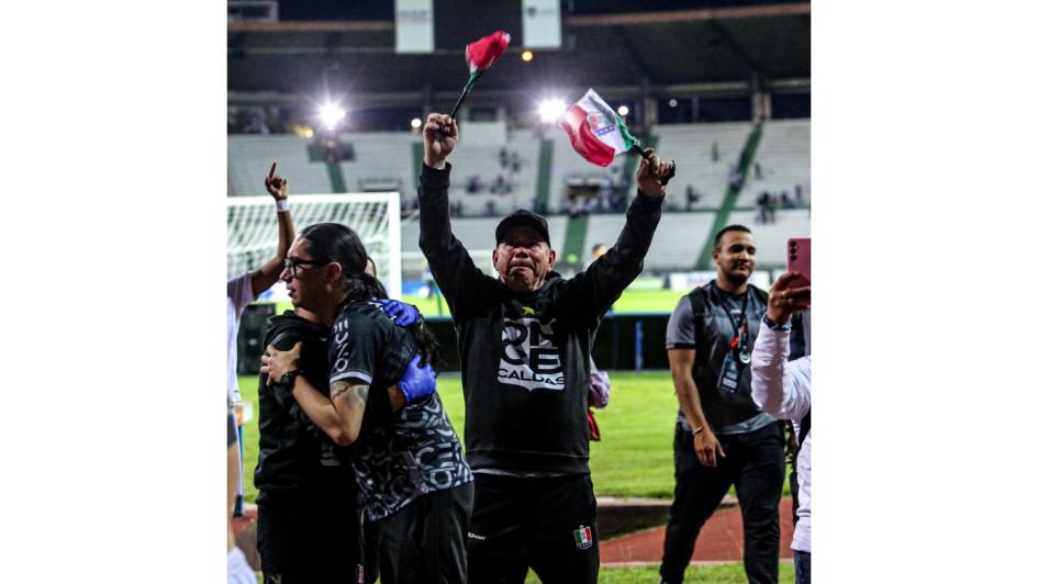 Hernán Darío 'El Arriero' Herrera celebró el triunfo del Once Caldas con su hinchada en Palogrande. Hernán Darío 'El Arriero' Herrera celebró el triunfo del Once Caldas con su hinchada en Palogrande.