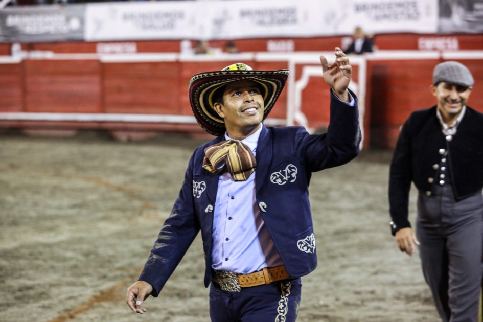 La vuelta al ruedo del aficionado práctico mexicano, Cristian Morales, con sombrero vueltiado. La vuelta al ruedo del aficionado práctico mexicano, Cristian Morales, con sombrero vueltiado.