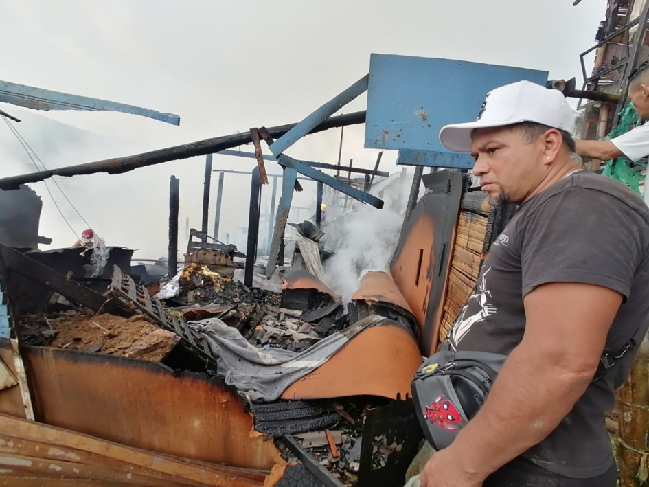 Siete viviendas resultaron consumidas por el incendio de este jueves en la invasión Mirador de Samaria, en Manizales. Siete viviendas resultaron consumidas por el incendio de este jueves en la invasión Mirador de Samaria, en Manizales.