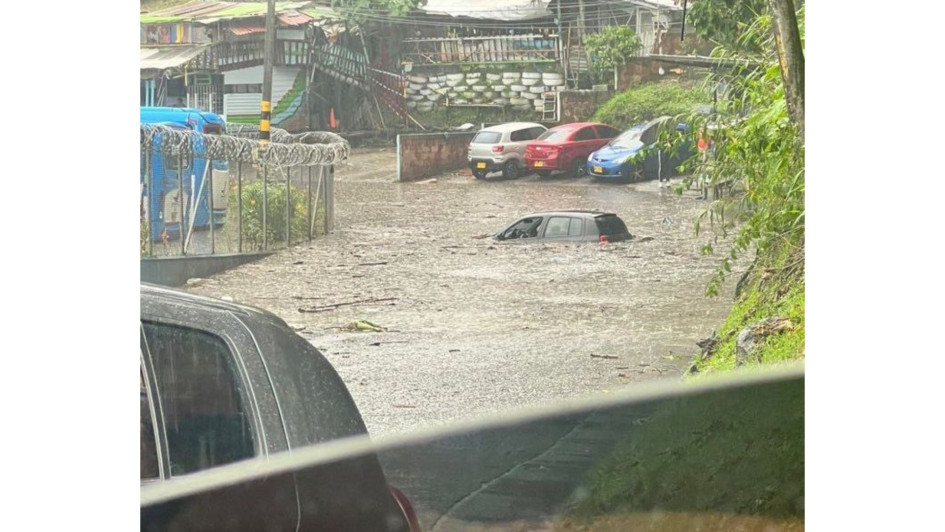 Un vehículo quedó atrapado en una inundación en el sector de la glorieta de Socobuses, en el barrio Villa Pilar de Manizales. Un vehículo quedó atrapado en una inundación en el sector de la glorieta de Socobuses, en el barrio Villa Pilar de Manizales.