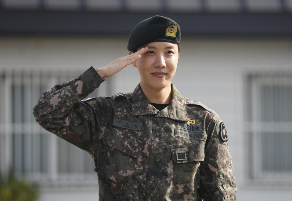 J-Hope, de BTS, a su salida del servicio militar. J-Hope, de BTS, a su salida del servicio militar.