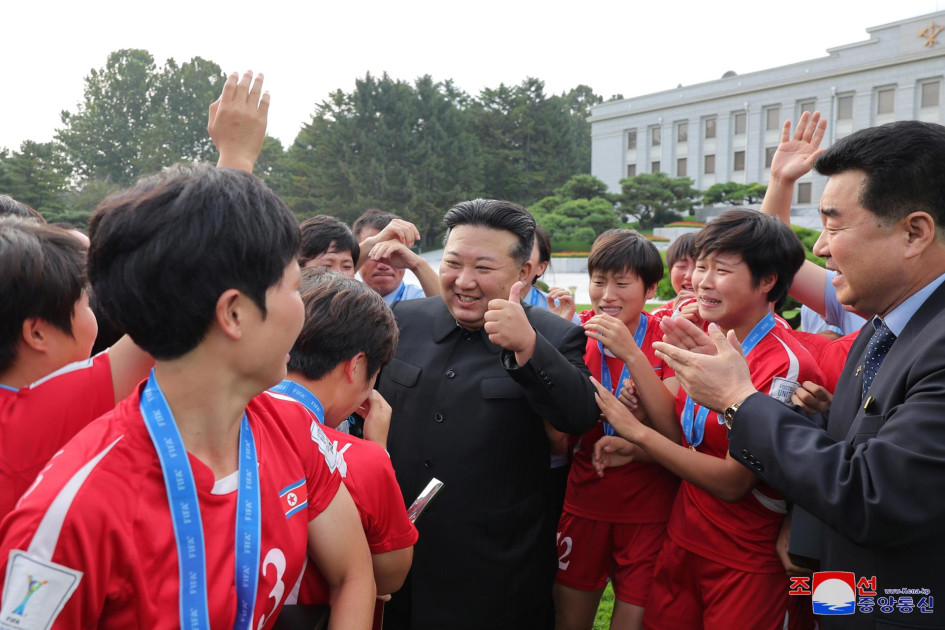 El líder norcoreano Kim Jong-un con la selección femenina Corea del Norte sub-20 El líder norcoreano Kim Jong-un con la selección femenina Corea del Norte sub-20