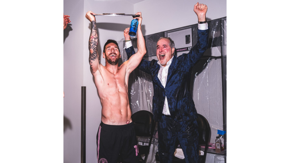 El astro argentino Lionel Messi levanta el 46.º trofeo de su carrera como futbolista. Ganó la MLS Supporters' Cup. El astro argentino Lionel Messi levanta el 46.º trofeo de su carrera como futbolista. Ganó la MLS Supporters' Cup.
