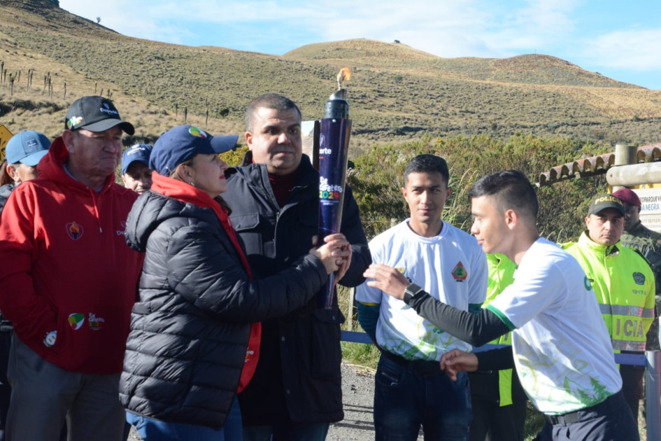 Los deportistas en convencional y paralímpico fueron los protagonistas del encendido de la llama de los Juegos Nacionales Juveniles. En la foto, la ministra del Deporte y el presidente del Comité Paralímpico Colombiano le entregan el pebetero a uno de los atletas. Los deportistas en convencional y paralímpico fueron los protagonistas del encendido de la llama de los Juegos Nacionales Juveniles. En la foto, la ministra del Deporte y el presidente del Comité Paralímpico Colombiano le entregan el pebetero a uno de los atletas.
