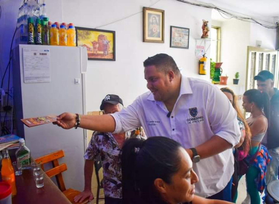 El alcalde de Pácora, Juan Camilo Isaza, recorrió las calles y negocios de su municipio, acompañado de una chirimía, para entregar la programación de las Fiestas del Agua. Motivando para las fiestas Foto | Alcaldía | LA PATRIA
