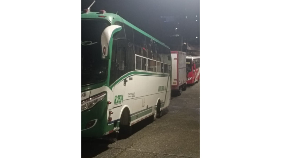 Buses y busetas han obstruido la vía en la calle 37A con carrera 27 de Manizales. Según vecinos, no permiten la movilidad en el sector. Buses y busetas han obstruido la vía en la calle 37A con carrera 27 de Manizales. Según vecinos, no permiten la movilidad en el sector.