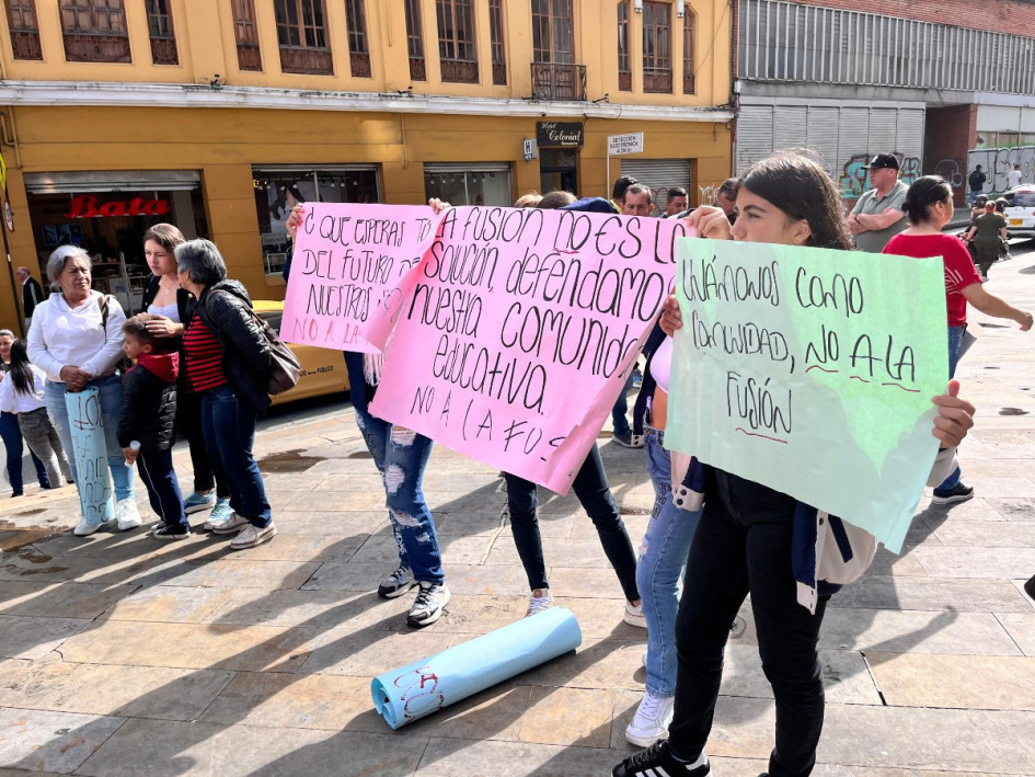 Habitantes del Alto del Naranjo se manifestaron ante la Alcaldía de Manizales contra la posible fusión de la escuela de la vereda con la I.E. Seráfico. La Administración dice que no hay ninguna decisión oficial. Habitantes del Alto del Naranjo se manifestaron ante la Alcaldía de Manizales contra la posible fusión de la escuela de la vereda con la I.E. Seráfico. La Administración dice que no hay ninguna decisión oficial.