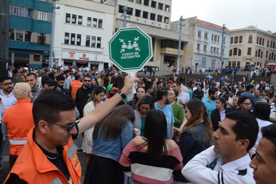 Cientos de personas se reunieron en la Plaza de Bolívar de Manizales, que fue el punto de encuentro luego del simulacro nacional de evaluación de este 2 de octubre. En los municipios del norte de Caldas también se unieron a la jornada. Cientos de personas se reunieron en la Plaza de Bolívar de Manizales, que fue el punto de encuentro luego del simulacro nacional de evaluación de este 2 de octubre. En los municipios del norte de Caldas también se unieron a la jornada.