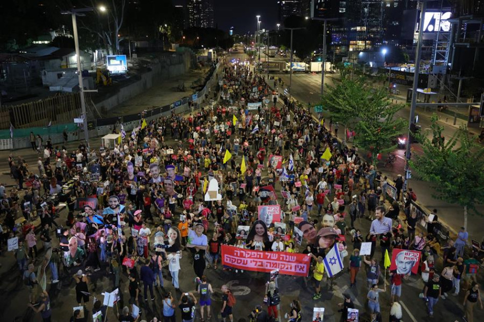 Las familias de los rehenes israelíes retenidos por Hamás en Gaza y sus partidarios portan pancartas con imágenes de sus seres queridos durante una protesta pidiendo un alto el fuego y su liberación cerca de la zona de Kirya, en Tel Aviv (Israel). Las familias de los rehenes israelíes retenidos por Hamás en Gaza y sus partidarios portan pancartas con imágenes de sus seres queridos durante una protesta pidiendo un alto el fuego y su liberación cerca de la zona de Kirya, en Tel Aviv (Israel).