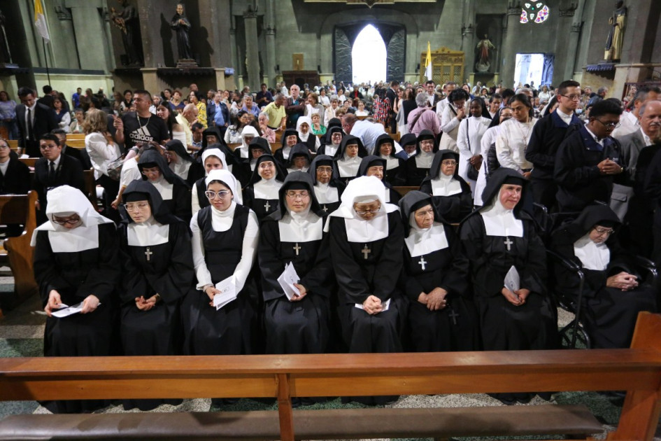 Comunidad del Monasterio de la Visitación en la Catedral de Manizales durante la eucaristía en honor a sus 100 años. Comunidad del Monasterio de la Visitación en la Catedral de Manizales durante la eucaristía en honor a sus 100 años.