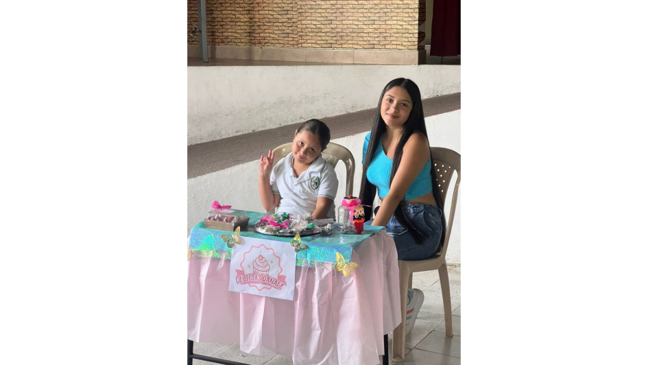Madre e hija exhibieron sus tejidos. Madre e hija exhibieron sus tejidos.