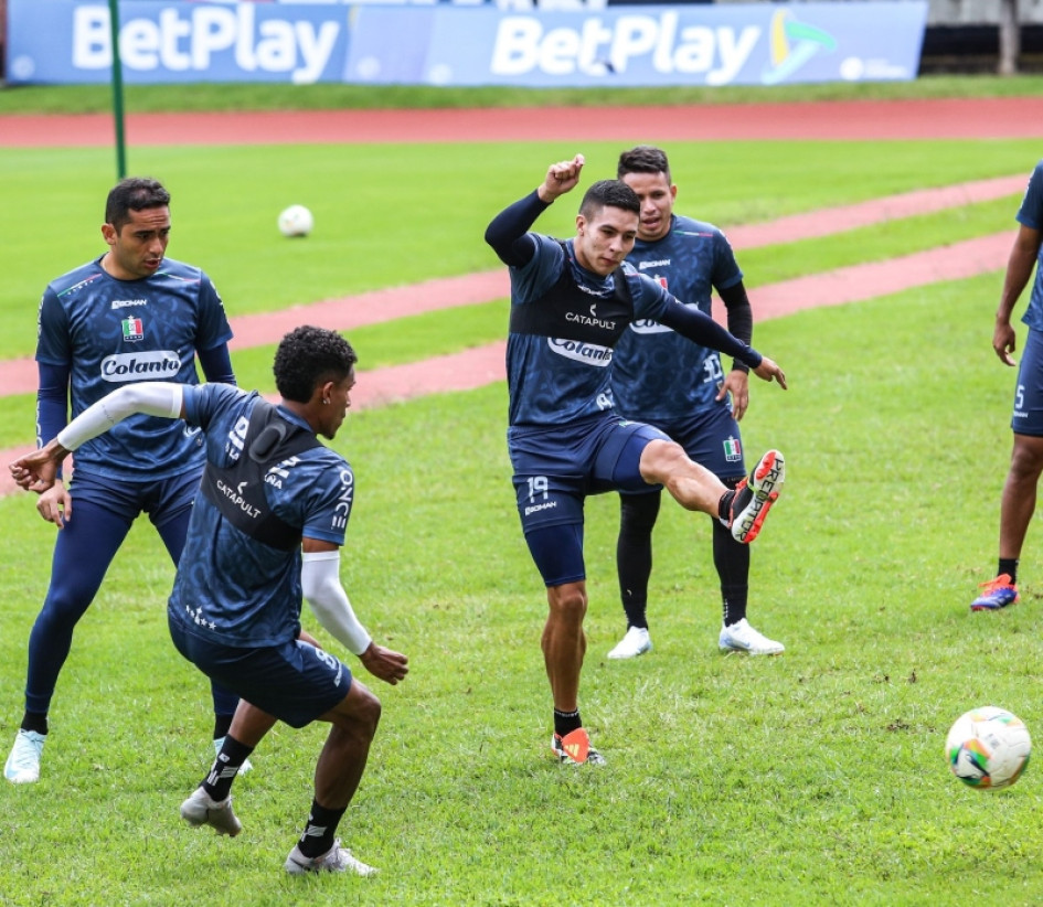 Mateo García, James Aguirre, Esteban Beltrán y Roger Torres, en el recreativo del pasado jueves, antes de la sesión de fútbol en el Palogrande. Hoy reciben al Deportivo Pasto. Mateo García, James Aguirre, Esteban Beltrán y Roger Torres, en el recreativo del pasado jueves, antes de la sesión de fútbol en el Palogrande. Hoy reciben al Deportivo Pasto.
