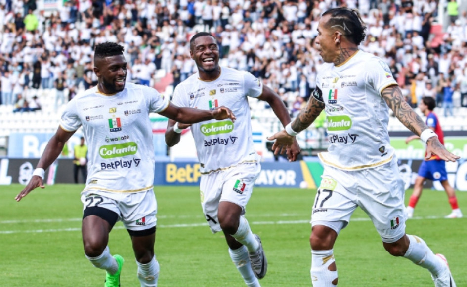 Juan David Cuesta y Luis Palacios se unen a Dayro Moreno para festejar el primero de los dos goles con los cuales el Once Caldas le ganó 2-1 al Deportivo Pasto. Juan David Cuesta y Luis Palacios se unen a Dayro Moreno para festejar el primero de los dos goles con los cuales el Once Caldas le ganó 2-1 al Deportivo Pasto.