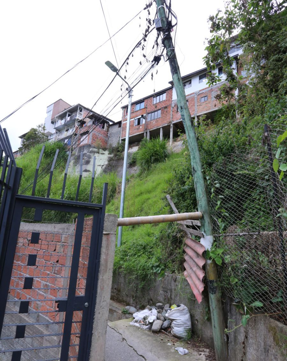 Foto | Luis Trejos | LA PATRIA Este es el poste que, según residentes, les roba la tranquilidad en la calle 12 del barrio El Bosque. Foto | Luis Trejos | LA PATRIA Este es el poste que, según residentes, les roba la tranquilidad en la calle 12 del barrio El Bosque.
