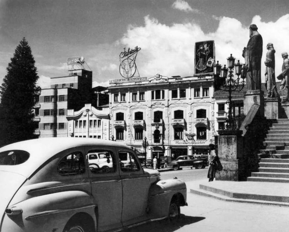 Fotografía de la Plaza de Bolívar de Manizales en 1955, cuando la ciudad cumplía 106 años de fundación. En este 2024, la capital de Caldas llega a su aniversario 175. Conozca la lista de profesiones de los primeros pobladores. Fotografía de la Plaza de Bolívar de Manizales en 1955, cuando la ciudad cumplía 106 años de fundación. En este 2024, la capital de Caldas llega a su aniversario 175. Conozca la lista de profesiones de los primeros pobladores.