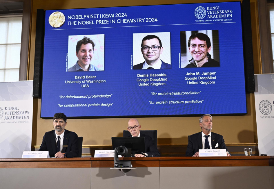 (De izquierda a derecha) El presidente del Comité Nobel de Química, Heiner Linke, el secretario general de la Real Academia Sueca de Ciencias, Hans Ellegren, y el miembro del Comité Nobel de Química, Johan Aqvist, anuncian los ganadores del Premio Nobel de Química 2024, en la Real Academia Sueca de Química. Academia en Estocolmo, Suecia, 9 de octubre de 2024. (De izquierda a derecha) El presidente del Comité Nobel de Química, Heiner Linke, el secretario general de la Real Academia Sueca de Ciencias, Hans Ellegren, y el miembro del Comité Nobel de Química, Johan Aqvist, anuncian los ganadores del Premio Nobel de Química 2024, en la Real Academia Sueca de Química. Academia en Estocolmo, Suecia, 9 de octubre de 2024.