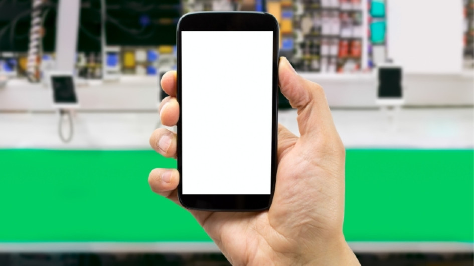 Que-es-un-celular-reacondicionado Mano sosteniendo un celular