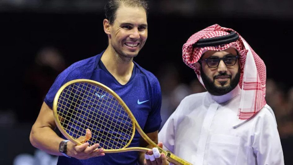 Rafael Nadal junto a Turki Al sheikh, asesor de la Corte Real de Arabia Saudí, que presidió la competencia. Rafael Nadal junto a Turki Al sheikh, asesor de la Corte Real de Arabia Saudí, que presidió la competencia.